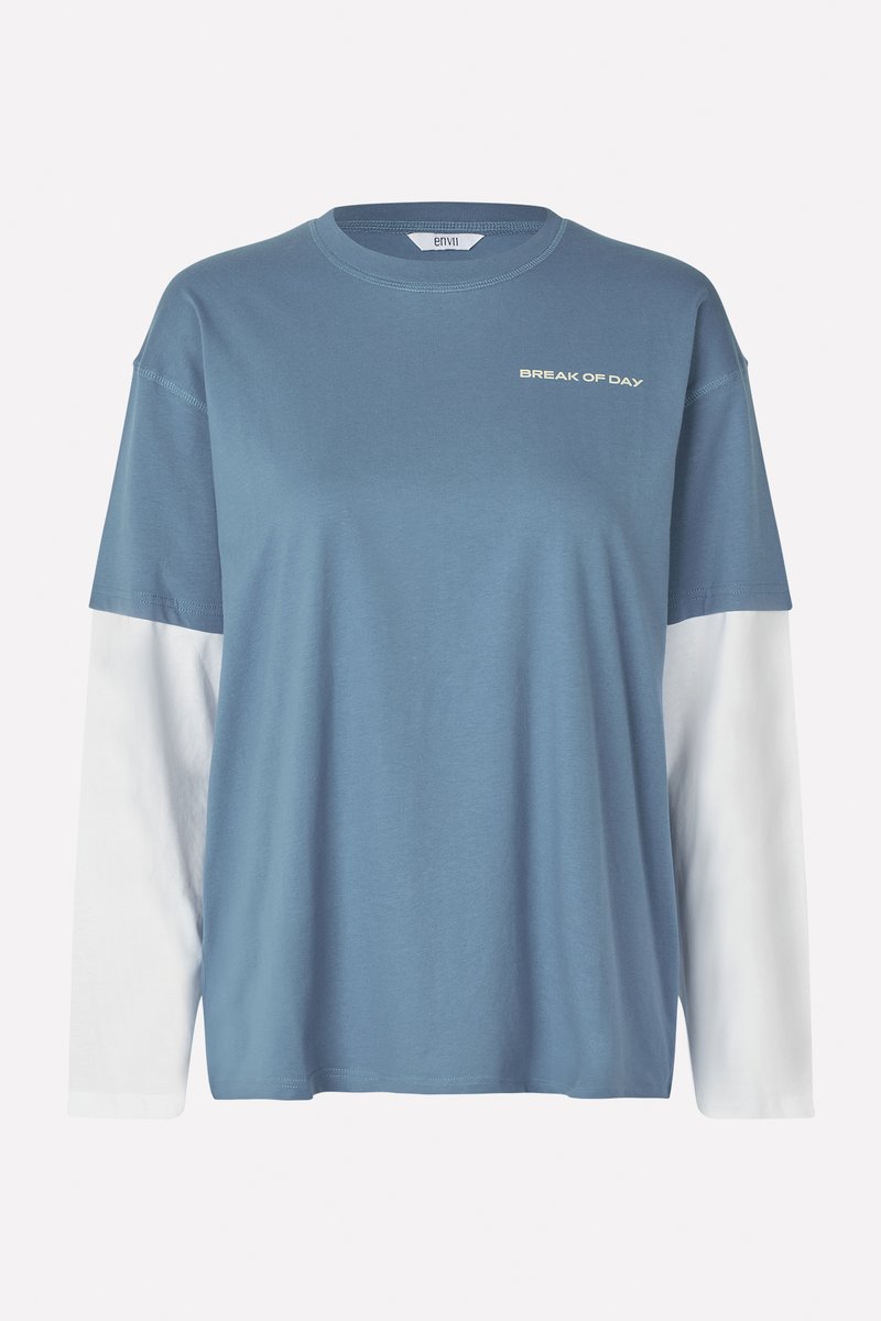 Blaues Baumwollmix Langarm-T-Shirt mit einem weißen Lagenlook, das auf der Brust "BREAK OF DAY" in Weiß bedruckt hat. Weicher Stoff.