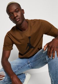 Jordan JUMPMAN SS CREW - T-shirt estampada - light olive/black