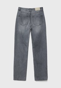 Jean en denim gris droit vu de dos, avec deux poches arrière et un patch beige de la marque sur la ceinture.
