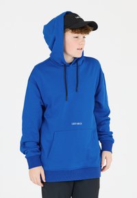 Sweatshirt à capuche bleu avec poche frontale, cordon de serrage et poignets côtelés. Présente le texte "LES'ARCS" en blanc le long de l'ourlet inférieur.
