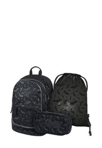 Černý batoh a vak na stahování s motivem netopýrů, doplněné odpovídajícím penálem. Materiály vypadají odolně a mají hladký povrch.