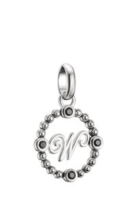 Silberner Anhänger mit rundem Design, der ein dekoratives "W" in der Mitte zeigt, Akzente durch schwarze Perlen und eine glatte, polierte Oberfläche.