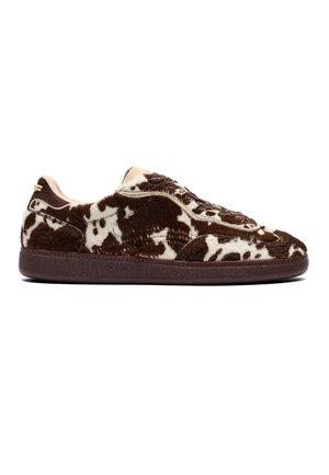 Niskie sneakersy z brązowo-białym wzorem skóry bydlęcej, teksturowaną cholewką, ciemnobrązową podeszwą i zaokrąglonym noskiem, widoczne z profilu bocznego.