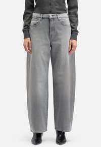 Szare dżinsy o szerokich nogawkach z delikatnym efektem prania kwasem, wyposażone w przednie kieszenie, zapięcie na guzik i minimalistyczny design.