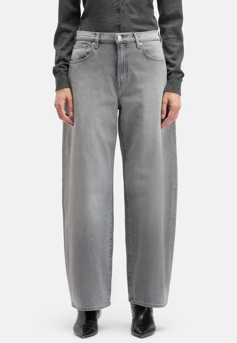 Szare dżinsy o szerokich nogawkach z delikatnym efektem prania kwasem, wyposażone w przednie kieszenie, zapięcie na guzik i minimalistyczny design.