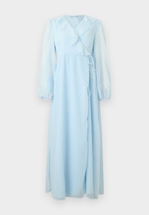Robe portefeuille bleu clair à manches longues en tissu transparent à pois, avec un col à volants et une fermeture par nœud à la taille.