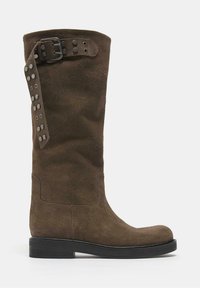 Botte en daim marron mi-mollet avec talon bas noir, bride décorative et boucle près du haut de la tige.