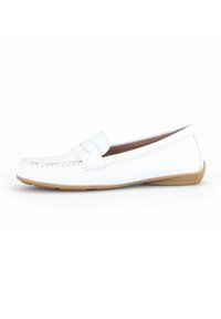 Mocassins en cuir blanc avec un bout rond, une semelle texturée et des détails de couture ; présentent une sangle à l'avant et un talon bas.