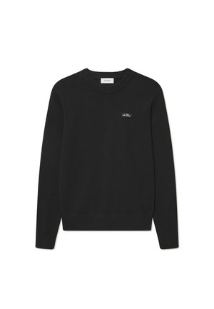 Svart stickad tröja med rund hals, ribbade mudd och fåll. Har en liten logotagg på bröstet för varumärkesidentifiering. Slät textur.