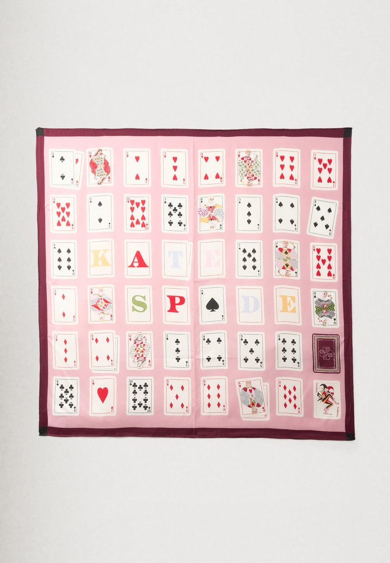 Ružový šál s hracími kartami usporiadanými do riadkov, na ktorých je napísané "KATE SPADE" farebnými písmenami a okrajom v tmavo fialovej farbe.