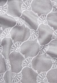 Tissu gris avec un motif tissé texturé composé de cercles entrelacés et de motifs floraux en blanc. Doux, avec une finition lisse.