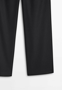 Pantalons noirs à rayures fines avec une texture lisse, présentant un design à jambe droite. Les rayures sont subtiles et uniformément espacées.