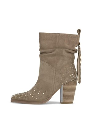 Bottines en daim beige à cheville avec un design drapé, bout pointu, embellies de clous en argent, et un talon empilé avec un accent métallique.