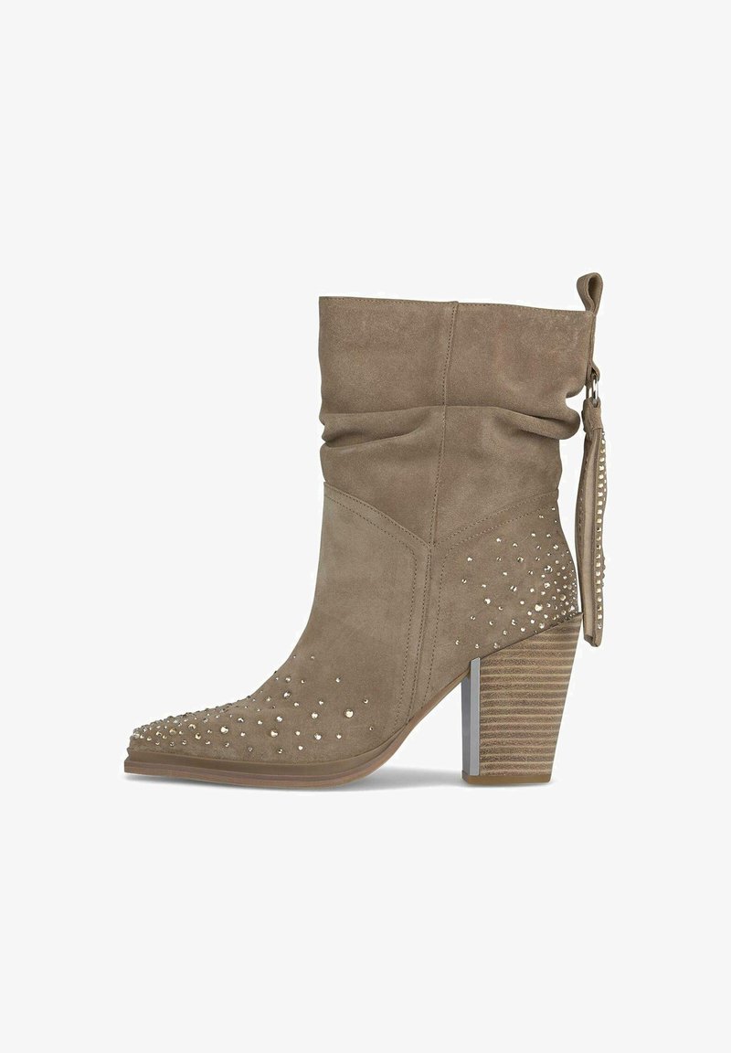 Botín de ante en tono marrón claro con un diseño arrugado, puntera afilada, adornado con tachuelas plateadas y un tacón apilado con un acento metálico.