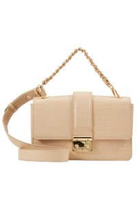 Beige faux läderhandväska med krokodiltextur, guldfärgad hårdvara, justerbar kedjerem och lock med spänne.