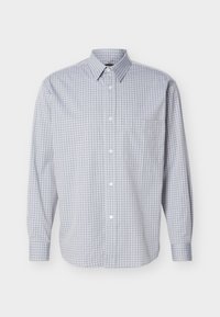 Μακρυμάνικο πουκάμισο με κουμπιά, σε ανοιχτό γκρι και λευκό καρό, με γιακά και μονή τσέπη στο στήθος, απλωμένο επίπεδα σε λευκό φόντο.