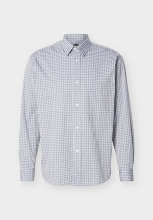 Világosszürke és fehér kockás, hosszú ujjú, gombos ing gallérral és egyetlen mellzsebbel, fehér háttéren elhelyezve.