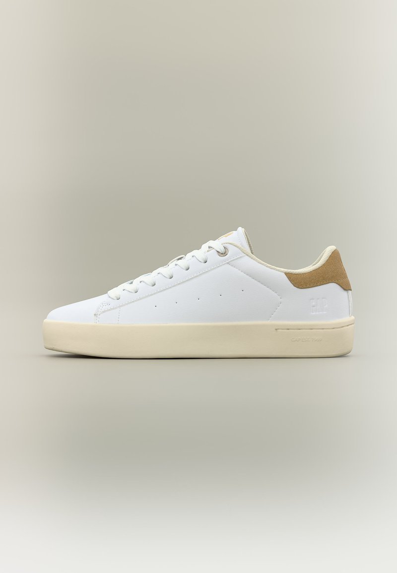 Άσπρο sneaker χαμηλού ύψους με μπεζ σόλα και ταμπά σουέντ τακούνι, σχεδιασμός με κορδόνια και διακριτικές διατρήσεις στο πλάι.