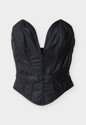 Μαύρο κορσές τοπ από ψεύτικο δέρμα με βαθύ V-λαιμόκοψη, κάθετες ραφές και εφαρμοστό ζωνάκι στη μέση σε λευκό φόντο.