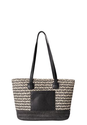 Bolso tote tejido en beige y negro con asas de cuero negro, un bolsillo frontal de cuero y base trenzada negra.