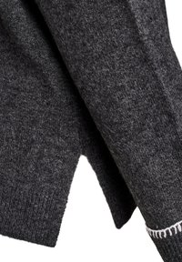 Donkergrijze wollen cardigan, textuurstof, V-vormige snit aan de zoom, voorzien van witte stiksels langs de manchetten, zachte en warme uitstraling.