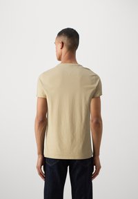 Tommy Jeans SLIM TEE - T-shirt - bas - gentle gold