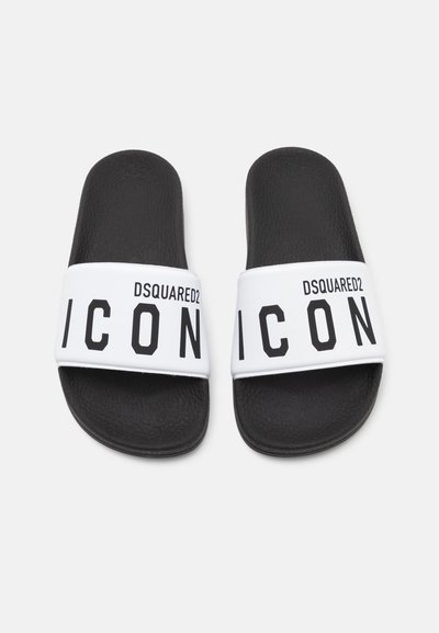 Ciabatte nere con suola texturizzata, dotate di una fascia bianca con la scritta "DSQUARED2 ICON" stampata in caratteri neri in grassetto.