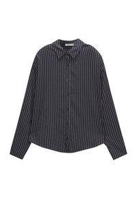 Chemise boutonnée bleu marine foncé avec des rayures verticales blanches, manches longues, col pointu et ourlet arrondi. Texture de tissu lisse.