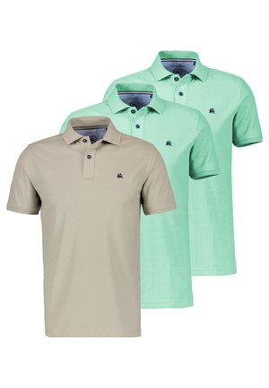 Tre herre poloer, to mintgrønne og en beige, hver med et lille broderet logo på venstre bryst og knaplukninger ved kraven.