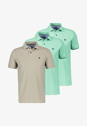 Tre herre poloer, to mintgrønne og en beige, hver med et lille broderet logo på venstre bryst og knaplukninger ved kraven.