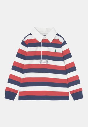 Langärmeliges Poloshirt mit horizontalen roten, weißen und marineblauen Streifen, weißem Kragen, marineblauen Bündchen und kleinem grün besticktem Logo auf der Brust.