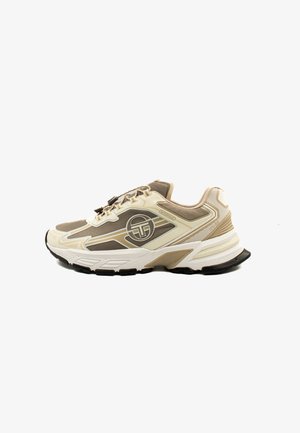 Beige och bruna träningsskor med överdel i mesh och syntetmaterial, uttalad sula, logotypdetalj och texturerade accenter på sidan.