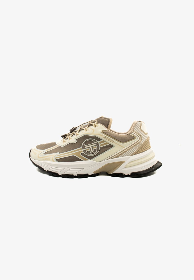 Beige och bruna träningsskor med överdel i mesh och syntetmaterial, uttalad sula, logotypdetalj och texturerade accenter på sidan.