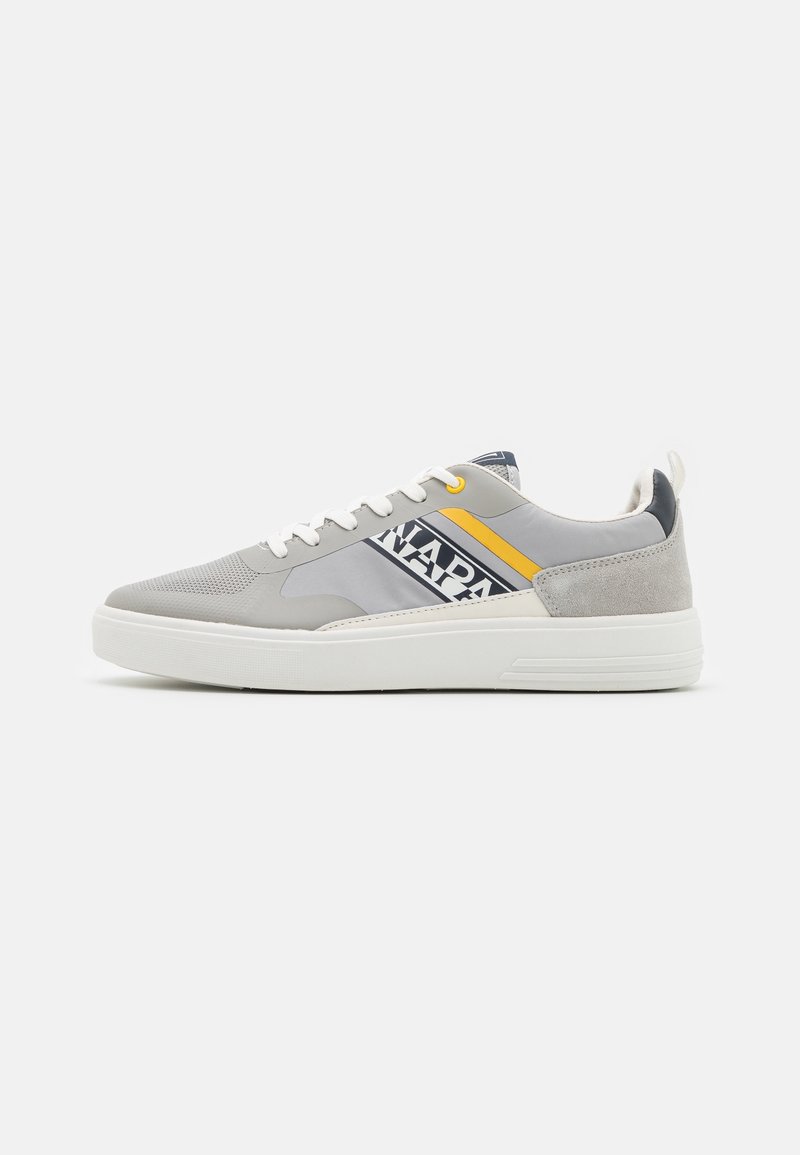 Sneaker grigio chiaro con tomaia strutturata, suola bianca, dettagli gialli e blu navy e logo laterale decorato.