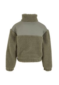 Olivengrønn genserjakke med høy krage. Den har en myk, teksturert fleece-kropp og glatt stoff på skuldrene og brystet.