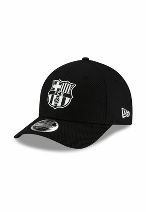 Gorra de béisbol negra con diseño estructurado, con un logo blanco del FC Barcelona en la parte frontal, textura de malla y visera curva.