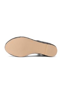 Suola nera texture con un interno liscio color tan. Presenta una tomaia a fantasia e un design piatto, adatto per un uso casual. Taglia 37.