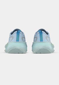 Φωτεινά γαλάζια παπούτσια για τρέξιμο με επάνω μέρος από δίχτυ, γκρι λεπτομέρειες και διαφανές σόλα σε μέντα πράσινο. Διαθέτουν θηλιά στη φτέρνα για εύκολη χρήση.