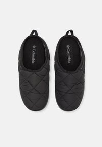 Czarne, pikowane klapki wsuwane z teksturowaną powierzchnią, miękkim wnętrzem oraz uchwytem, z logo Columbia na wkładce.