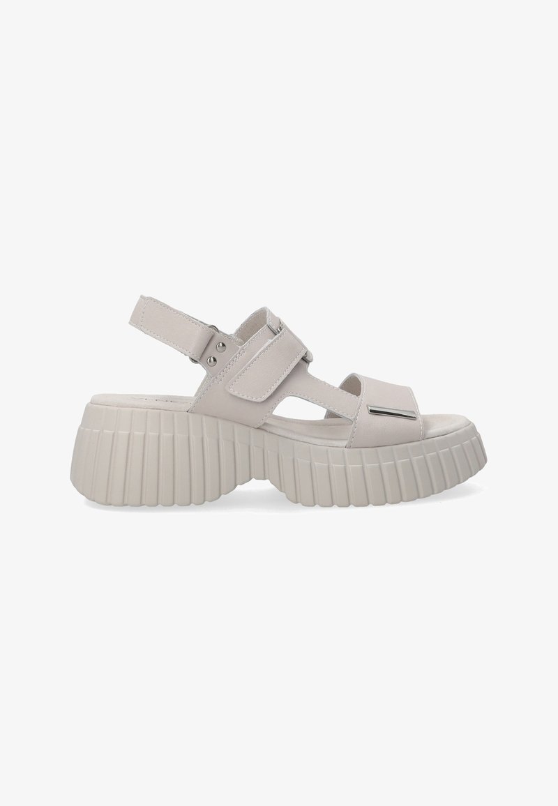 Světlé šedé platformové sandály s texturovanou, ribbed podrážkou. Obsahují nastavitelné popruhy a hladký vrchní materiál s minimálními kovovými prvky.