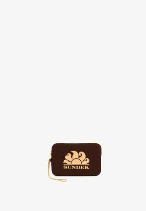 Portaoggetti rettangolare marrone scuro con logo beige a onda e sole e scritta "SUNDEK", dotato di cinturino beige per polso e chiusura con zip.