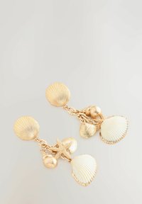 Goldfarbene Ohrringe mit runden Muschelmotiven, einem Seestern und zwei hängenden, gerippten Muscheln, die eine strukturierte Oberfläche präsentieren.