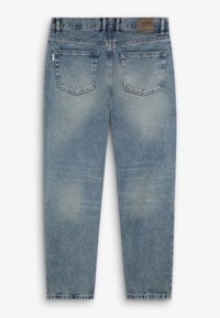 Jeans de mezclilla azul claro con un aspecto deslavado, que cuentan con dos bolsillos traseros y una tela texturizada. Estilo de corte recto.