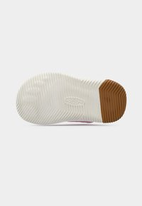 Semelle de chaussure de sport rose avec une base en caoutchouc blanc texturé, un motif de traction marron au talon et un logo Keen.