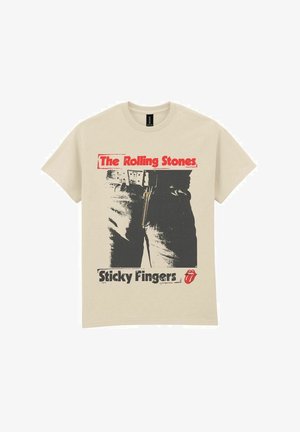 Camiseta de algodón beige con un diseño gráfico de unos vaqueros y un cremallera. El texto dice "The Rolling Stones" en rojo y "Sticky Fingers" en negro.