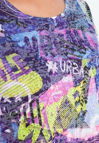 Multifarvet graphic t-shirt med lilla, lyserøde og gule sprøjt; prydet med rhinsten og forskellige trykte tekstmønstre.