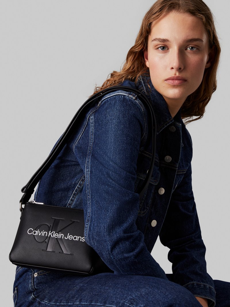 Calvin Klein Jeans SCULPTED CAMERA POUCH MONO - Cross body bag - fashion black