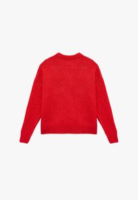 Czerwony sweter dzianinowy z okrągłym dekoltem, długimi rękawami oraz ściągaczami przy mankietach i dolnej krawędzi. Miękka tekstura i lekko luźny fason z tyłu.