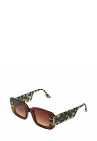 Zonnebril met vierkante bruin schildpadframe, gradiënt bruine lenzen en gemusterde groene en zwarte tempels. Duurzaam plastic materiaal.