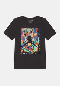 Svart bomullströja med en färgstark grafik av en basketspelare i silhuett, omgiven av abstrakta mönster och textelement.